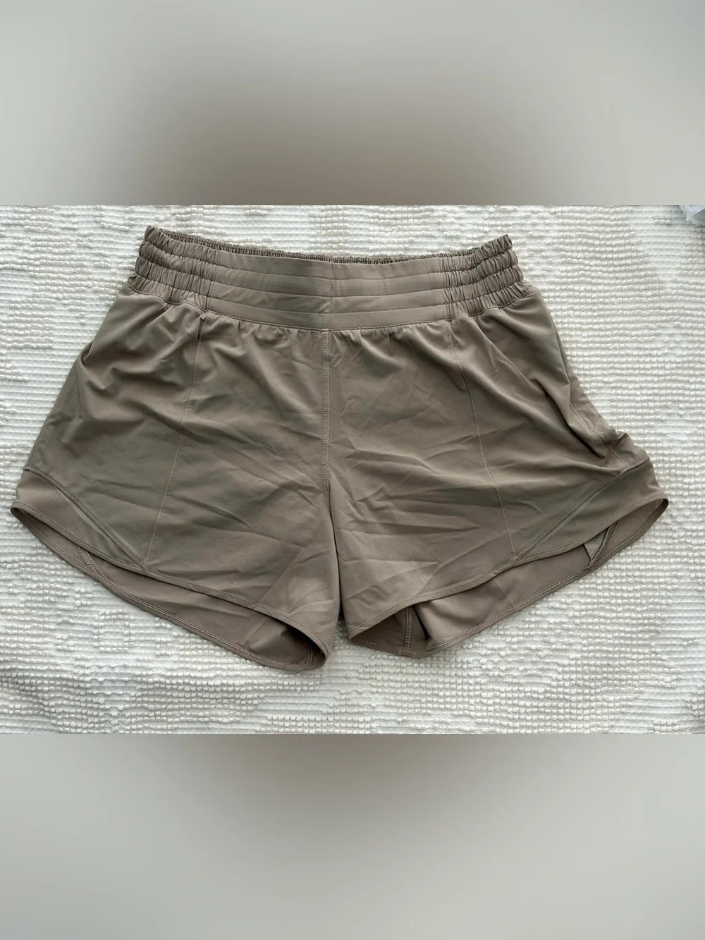 EUC Lululemon Athletica Taupe Running Shorts Women's Size 6 Lightweight Athletic